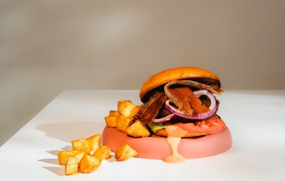 ProfesionalHoreca- hamburgiesa con Libre Bacon, primer bacon a base de setas de Libre Foods