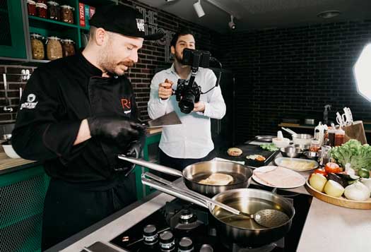 Profesionalhoreca, chef de TGB (Restalia) cocinando una hamburguesa creada por Chat GPT