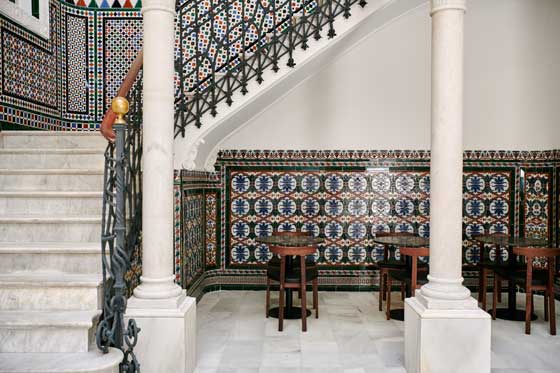 Profesionalhoreca, Nobu Hotel Sevilla, escalera recubierta de azulejos sevillanos de principios del siglo XX