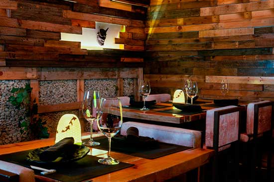 Profesionalhoreca, sala del restaurante Yugo de Bunker, del chef Julián Marmol, con manteles de Carmela Martí