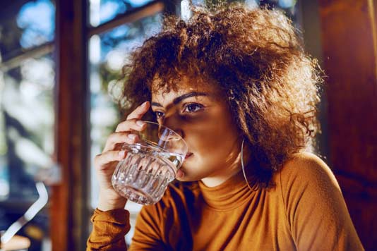 ProfesionalHoreca, bebiendo agua filtrada en un restaurante