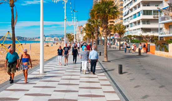 Profesionalhoreca, turistas senior paseando por Benidorm, Imserso