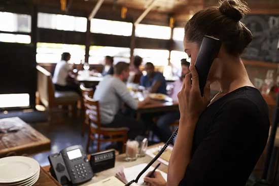 Profesionalhoreca, atendiendo una llamada de teléfono en el restaurante. Reservas en restaurantes