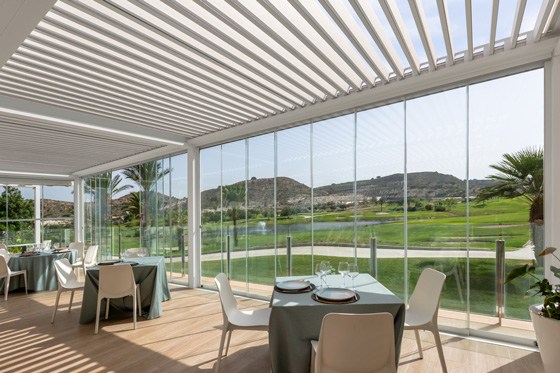 Profesionalhoreca, pérgolas bioclimáticas y cortinas de cristal Saxun en Font del Llop Golf Resort 