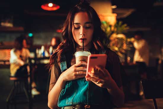 Perofesionalhoreca, joven en un bar, generación Z