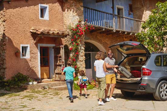 Profesionalhoreeca, familia haciendo turismo rural, viajeros