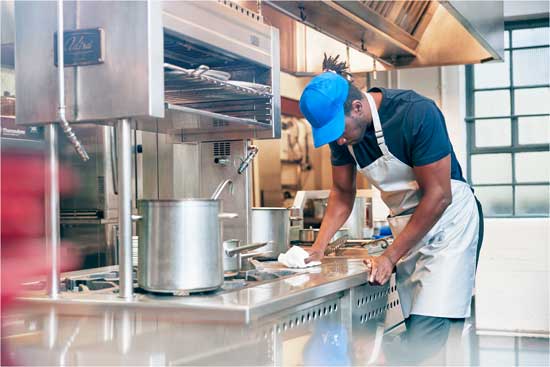 Profesionalhoreca, limpiando en una cocina con el Paño 2 en 1 Fregado & Limpieza de Tork