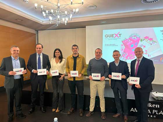 Profesionalhoreca, Representantes de Felac, Ifema, Lacor y Sammic, con el chef Javi Rivero (en el centro), en la presentación de Guest en San Sebastián