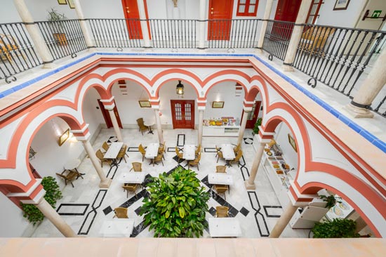 ProfesionalHoreca, patio del hotel Sercotel Las Casas de los Mercaderes, en Sevilla