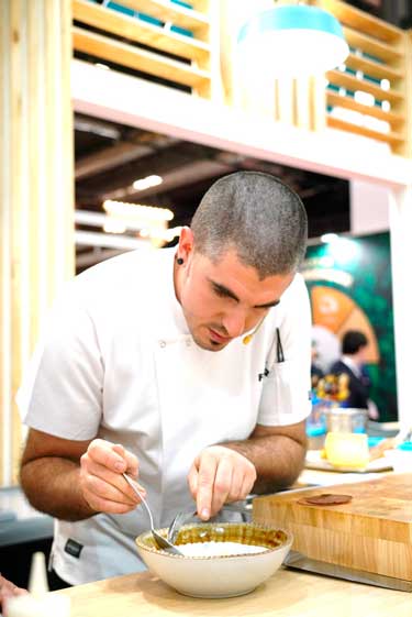 Profesionalhoreca, Javier Rivero, cocinando en el showcooking realizado en el stand de Froneri en HIP 2023