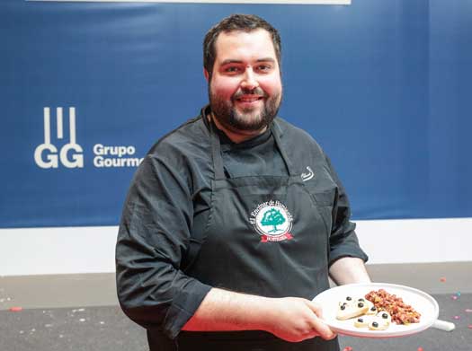 Profesiobalhoreca, Javier Olmedo, jefe de cocina del restaurante del Zoo de Madrid, es el  ganador del 5º Campeonato Nacional Arte de Cisoria El Encinar de Humienta