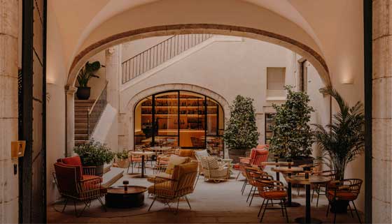 ProfesionalHoreca- patio del hotel boutique Palau Fugit, la Placeta