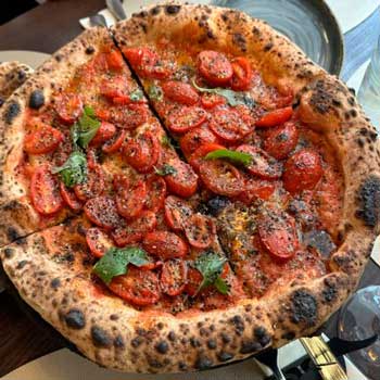 Profesionalhoreca, Nero di marinara, de Via Toledo Enopizzeria (Viena), Mejor pizza del año 2024. Mejores pizzerías de Europa