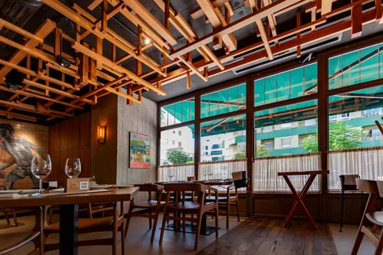 Profesionalhoreca, El moderno y cálido interior del restaurante El Txoko de Martín, con toldos Saxun en la terraza