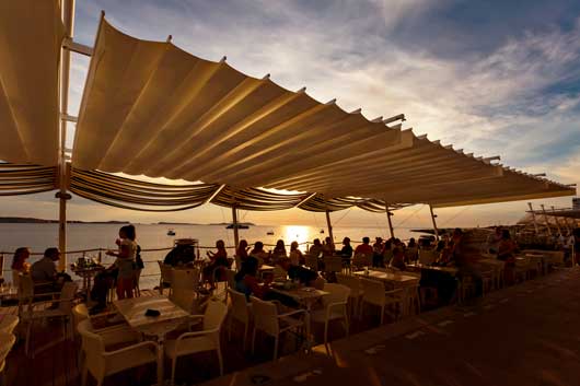 Profesionalhoreca, toldos Aneas de Saxun en el Café del Mar de Ibiza