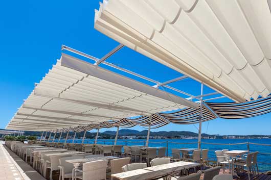 Profesionalhoreca, toldos Aneas de Saxun en el Café del Mar de Ibiza