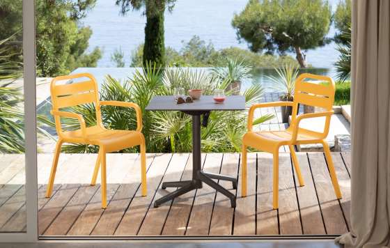 ProfesionalHoreca, Terraza de habitación de hotel con sillones Cannes de Grosfillex en amarillo
