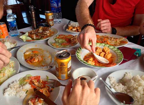 Profesionalhoreca. comiendo en un restaurante, ruido