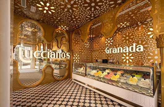 Profesional Horeca, Interior de la heladería Lucciano’s en Granada, con un interiorismo inspirado en La Alhambra