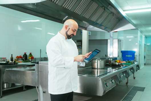 Profesional Horeca, chef con tablet en una cocina, digitalización, herramientas Dish de Makro