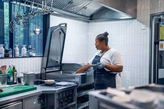 Profesionalhoreca, cocinera cocinando en iVario de Rational
