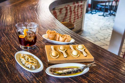 Profesional Horeca, aperitivo en un bar con olivas esféricas Caviaroli Drops