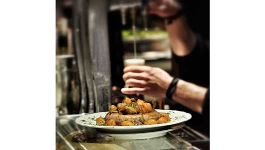 Profesionalhoreca, tirando cerveza en un bar