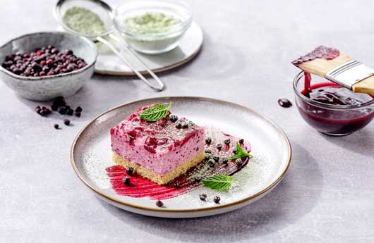 Profesionalhoreca, postre hecho con la plancha de queso y grosella negra de Erlenbacher, planchas fr nata de Erlenbacher