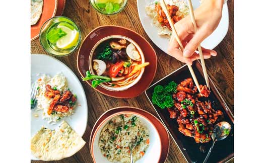 Profesionalhoerca, comiendo comida asiática en un restaurante, gasto fuera del hogar