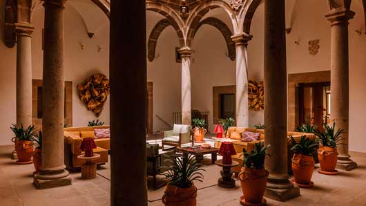 Profesional Horeca, patio del hotel Palacio de Godoy Cáceres, Curio Collection by Hilton