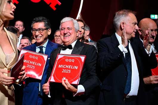 Profesional Horeca, Enrique Valero, CEO de Abadía Retuerta LeDomaine, feliz con su placa de tres llaves Michelin