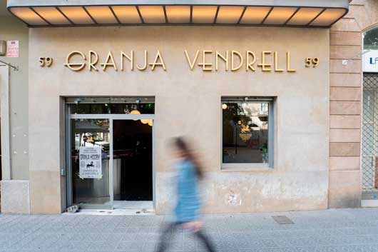 Profesional Horeca, fachada de Granja Hidden, que recupera el rótulo de Granja Vendrell