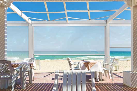 Profesional Horeca, cortina enrollable Z-Box Cristal de Bandalux en restaurante de playa