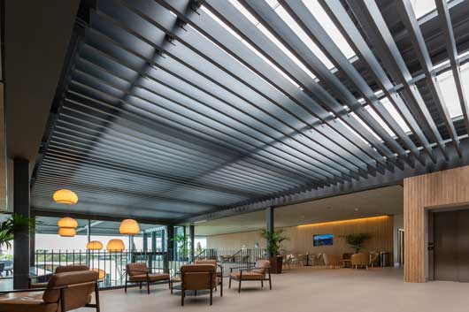 Profesional Horeca, celosías Saxun en el clubroom del Centro Deportivo David Lloyd