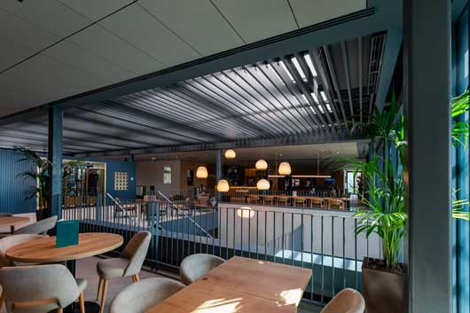 Profesional Horeca, celosías Saxun en el clubroom del Centro Deportivo David Lloyd