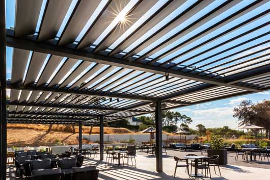 Profesional Horeca, celosías Saxun en el clubroom del Centro Deportivo David Lloyd