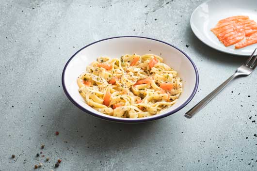 Profesional Horeca, Tagliatelle alle fine erbe con salmón de Tutti Food