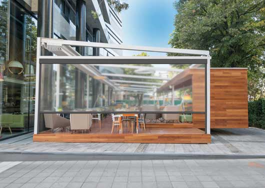Profesional Horeca, cortina enrollable Z-Box Cristal de Bandalux en terraza hostelera