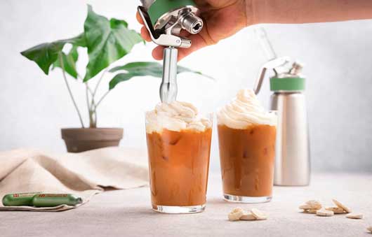 Profesional Horeca, espuma de nata con el sifón iSi Green Whip