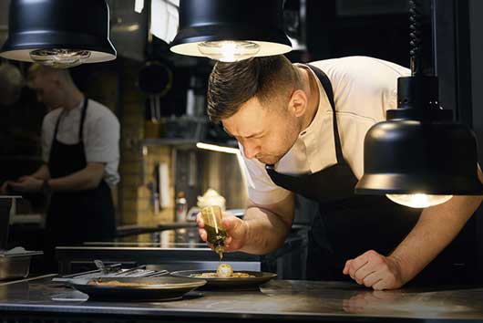 Profesional Horeca, chef montando un plato, Premios Restaurante con Esencia
