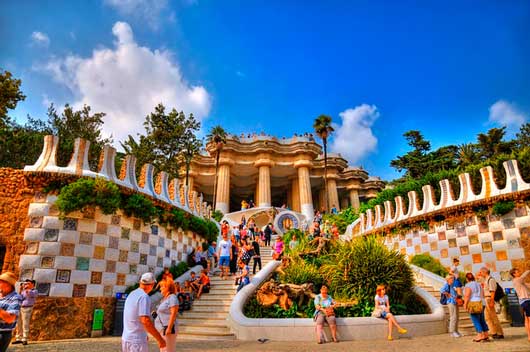 Profsionalhoreca, turistas en el parque Güell de Barcelona. perspectivas hoteleras