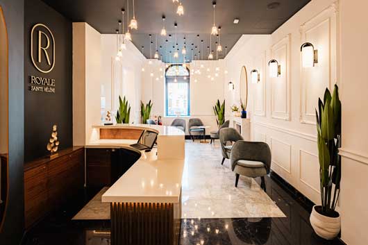 Profesionalhoreca, la elegante recepción de Royale Sainte Hélène Boutique Hotel,.obra de Item International