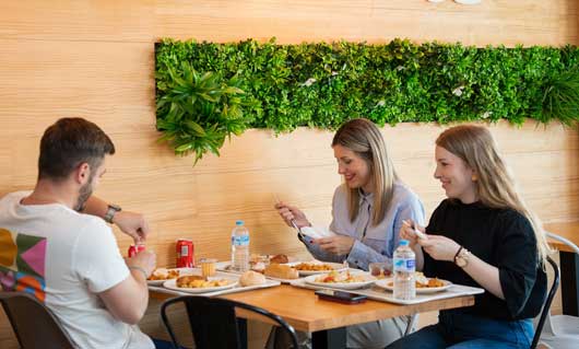 Profesional Horeca, comiendo en un comedor, restauracion colectiva, Mediterránea Group