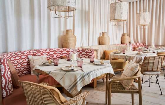 Profesional Horeca, mesa del restaurante del hotel Daia Beach vestida por Carmela Martí