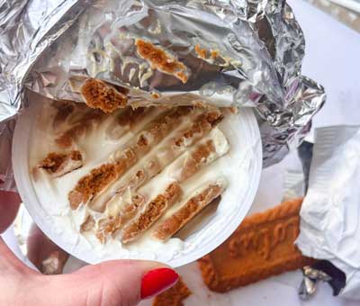 Profesional Horeca, preparación de la tarta de queso japonesa hecha con Biscoff