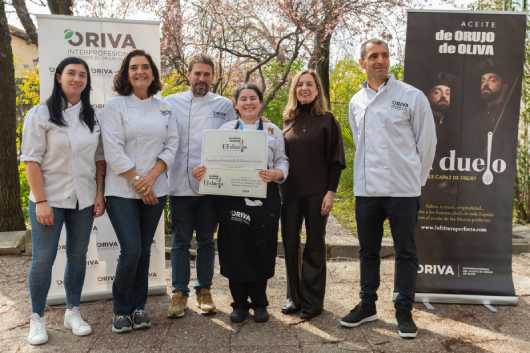 Profesional Horeca, La ganadora de la séptima edición de “El Duelo”, con el jurado y la directora general de Oriva