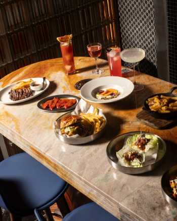 Profesional Horeca, platos y cócteles de Gloria, restaurante de Oveja Negras Company en Sevilla