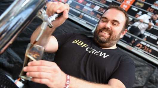 Profesional Horeca, tirando cerveza en el Barcelona Beer Festival, BBF