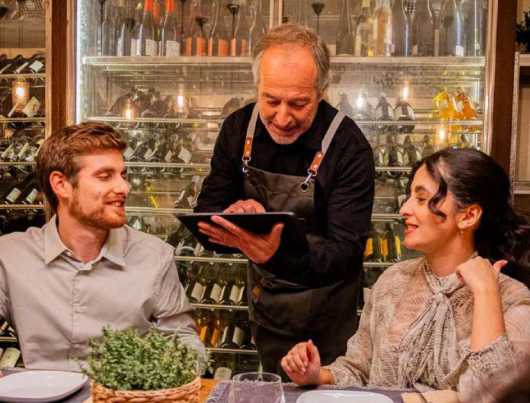 Profesional Horeca, maitre en la sala de un restaurante, estudio de TheFork