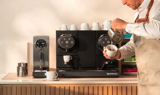 Profesional Horeca, cafetera Nespresso Momento Black y espumador de leche Steamer Pro, de Nesspreso Profesional